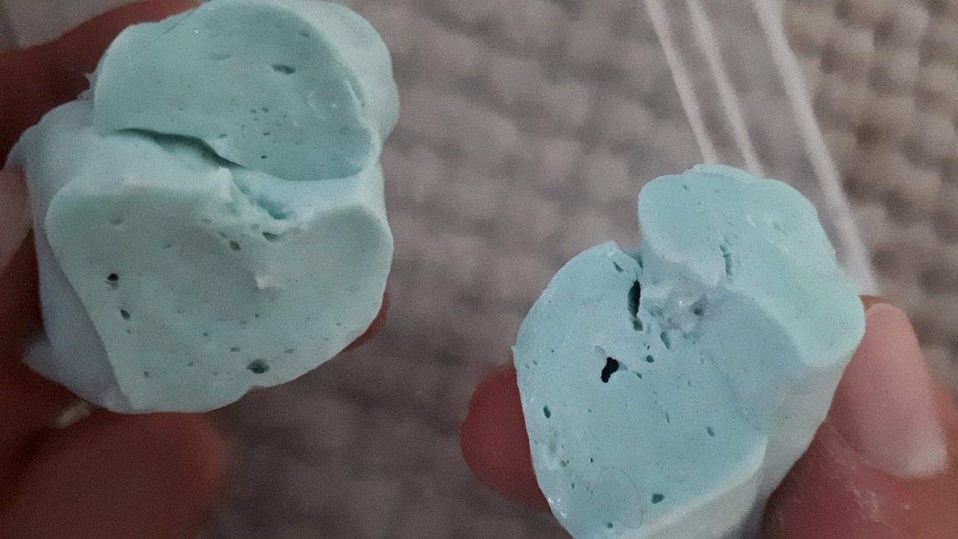 Slimet går i stykker, blant annet på grunn av tilstedeværelsen av rusk i sammensetningen.
