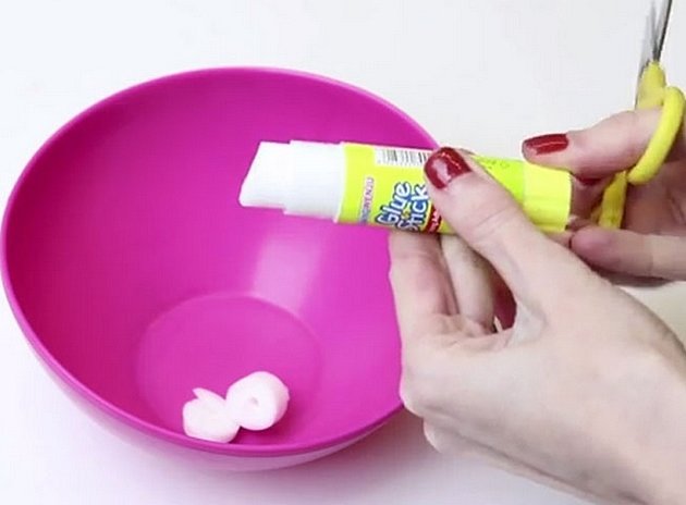 Hakket limstift i en bolle