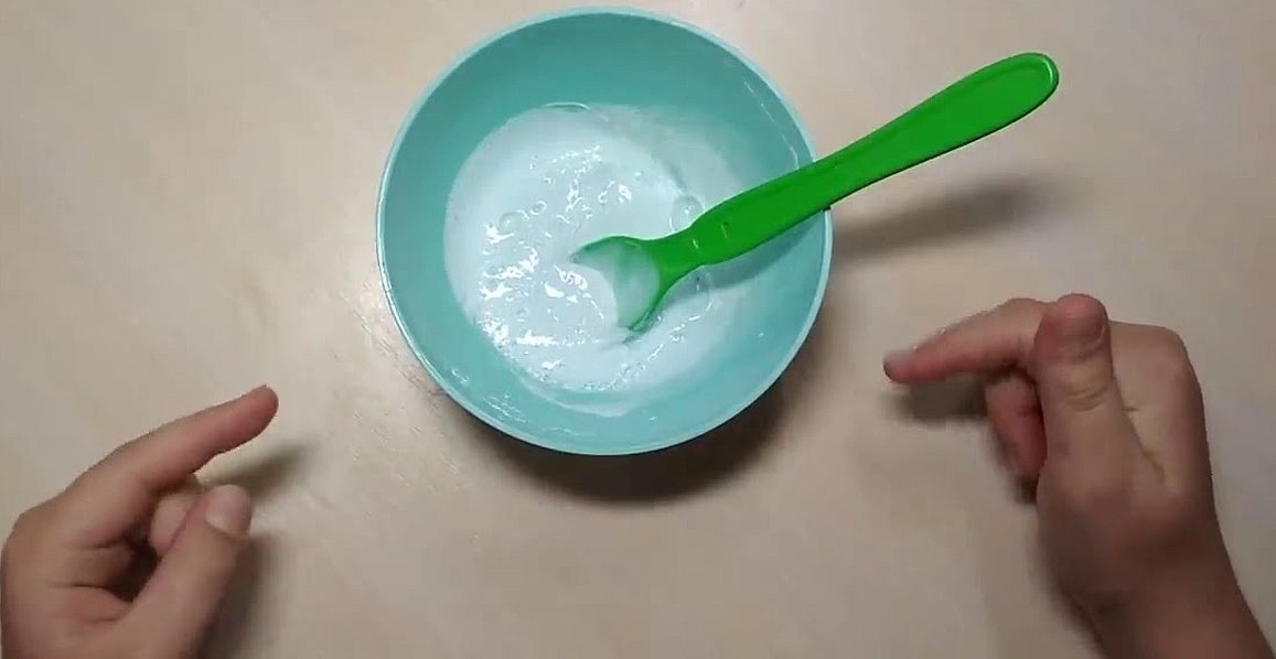 Skål med tannkrem, lim og skje
