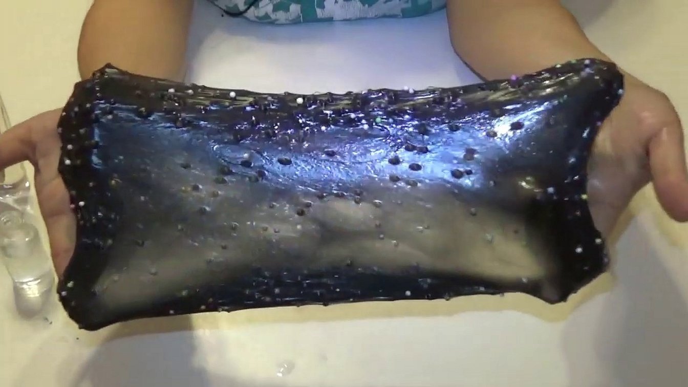 Slim fra svart peel-off maske