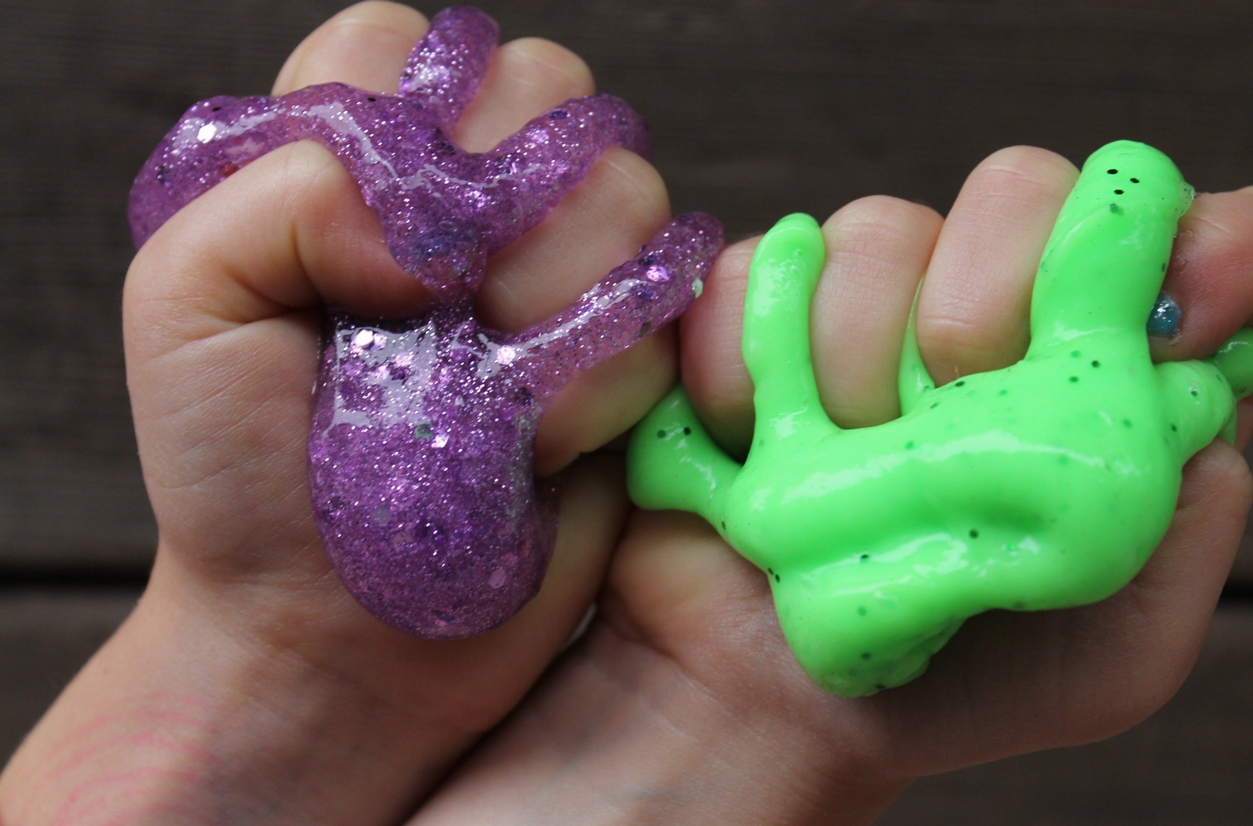En enkel slime kan lages med bare to ingredienser.
