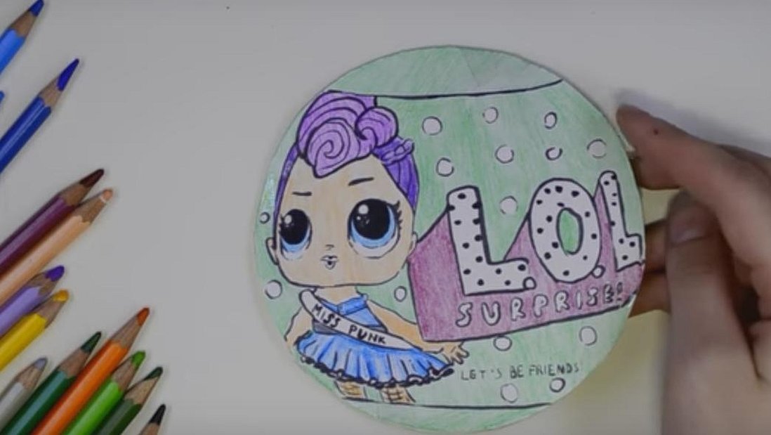 Den malte etiketten lover overraskelser, akkurat som den originale ballen