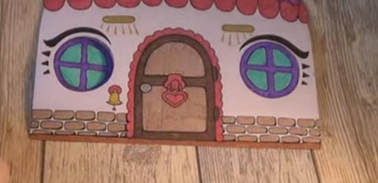 Dukkehus laget av papp