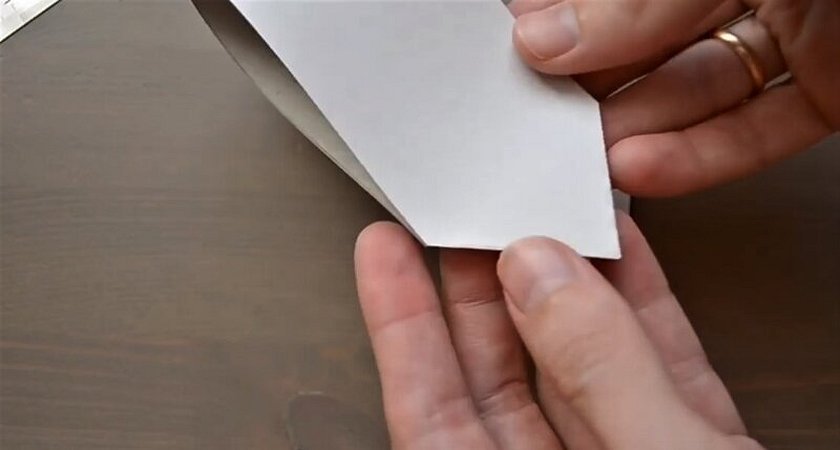 Hjørnet blir snuten til det fremtidige papirdyret.