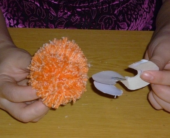 ถอดแผ่นเทมเพลตออกจากเกลียวแล้วทำให้ตรง