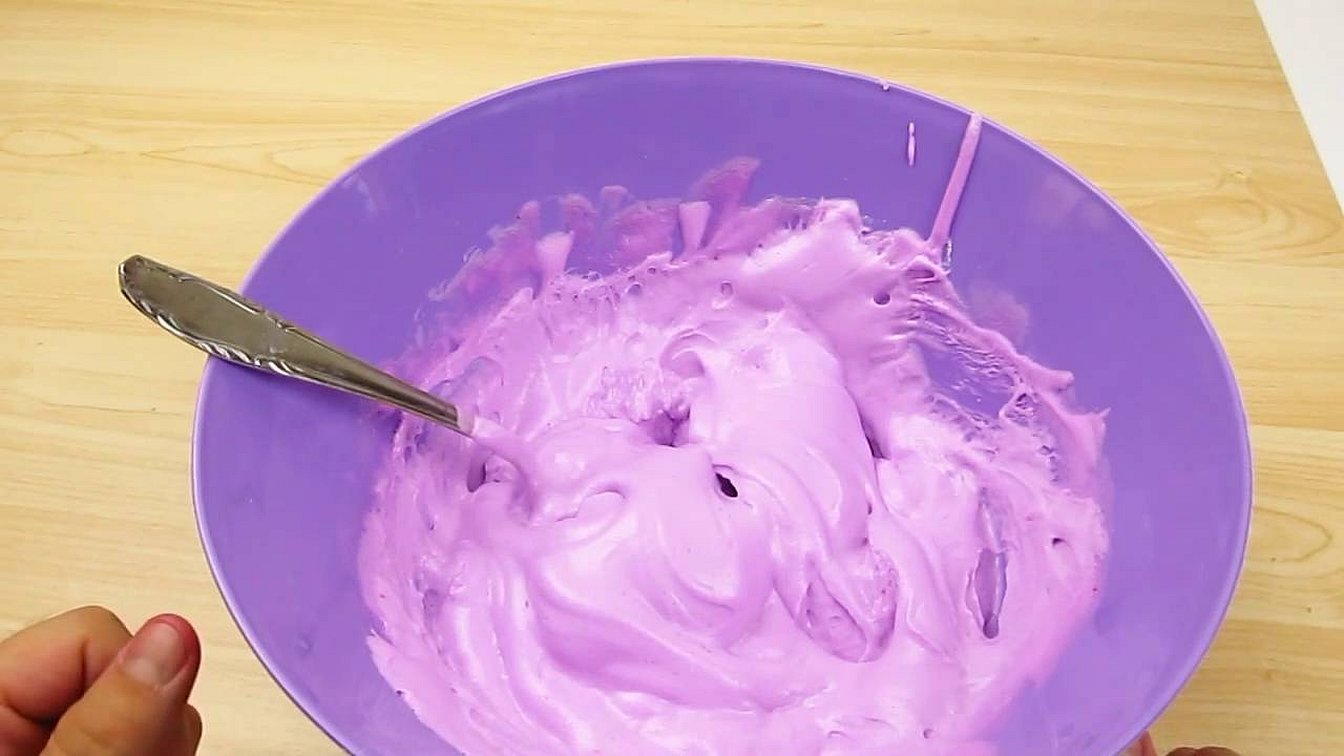 Slime laget av PVA-lim med tilsetning av skum
