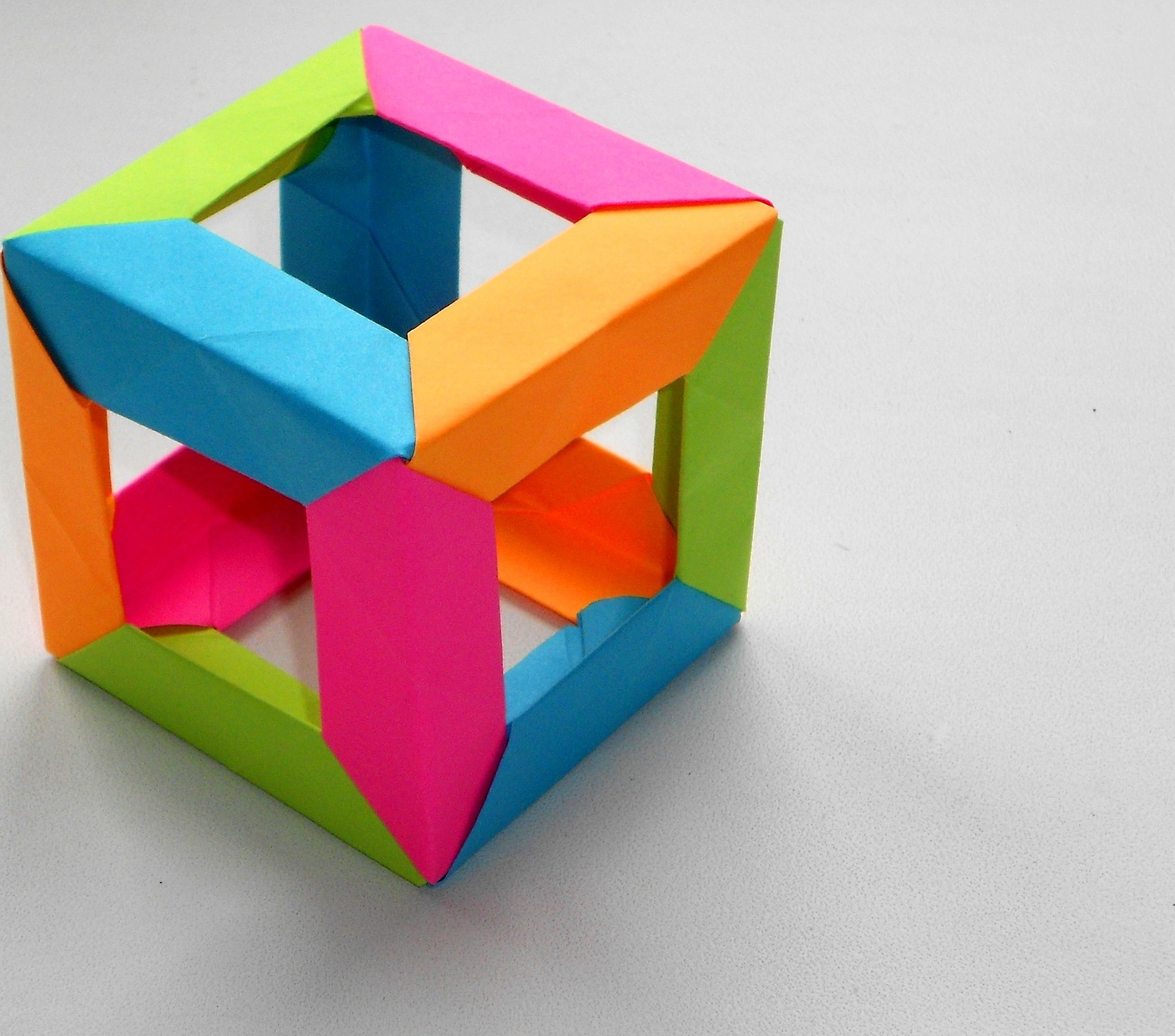 Ved hjelp av origamiteknikk kan du lage en rekke kuber og andre figurer.