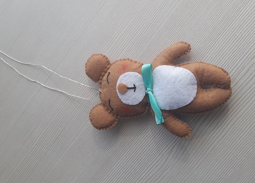 Teddybjørn med satengbånd og snor til oppheng