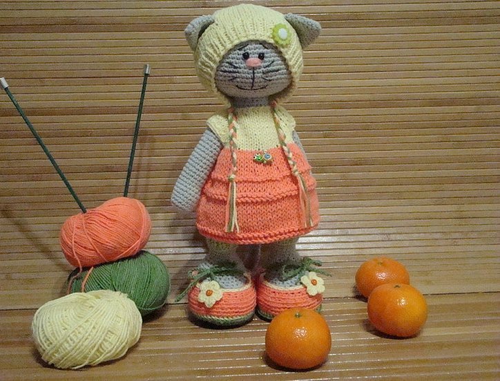 Den heklede Tilda-katten ser veldig søt ut