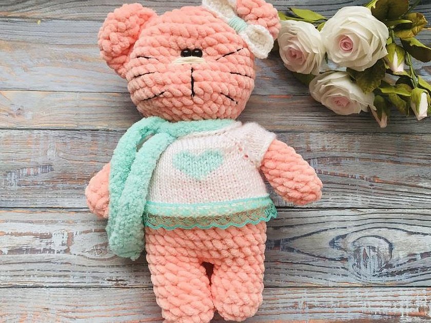 Til amigurumi-katten kan du strikke klær separat