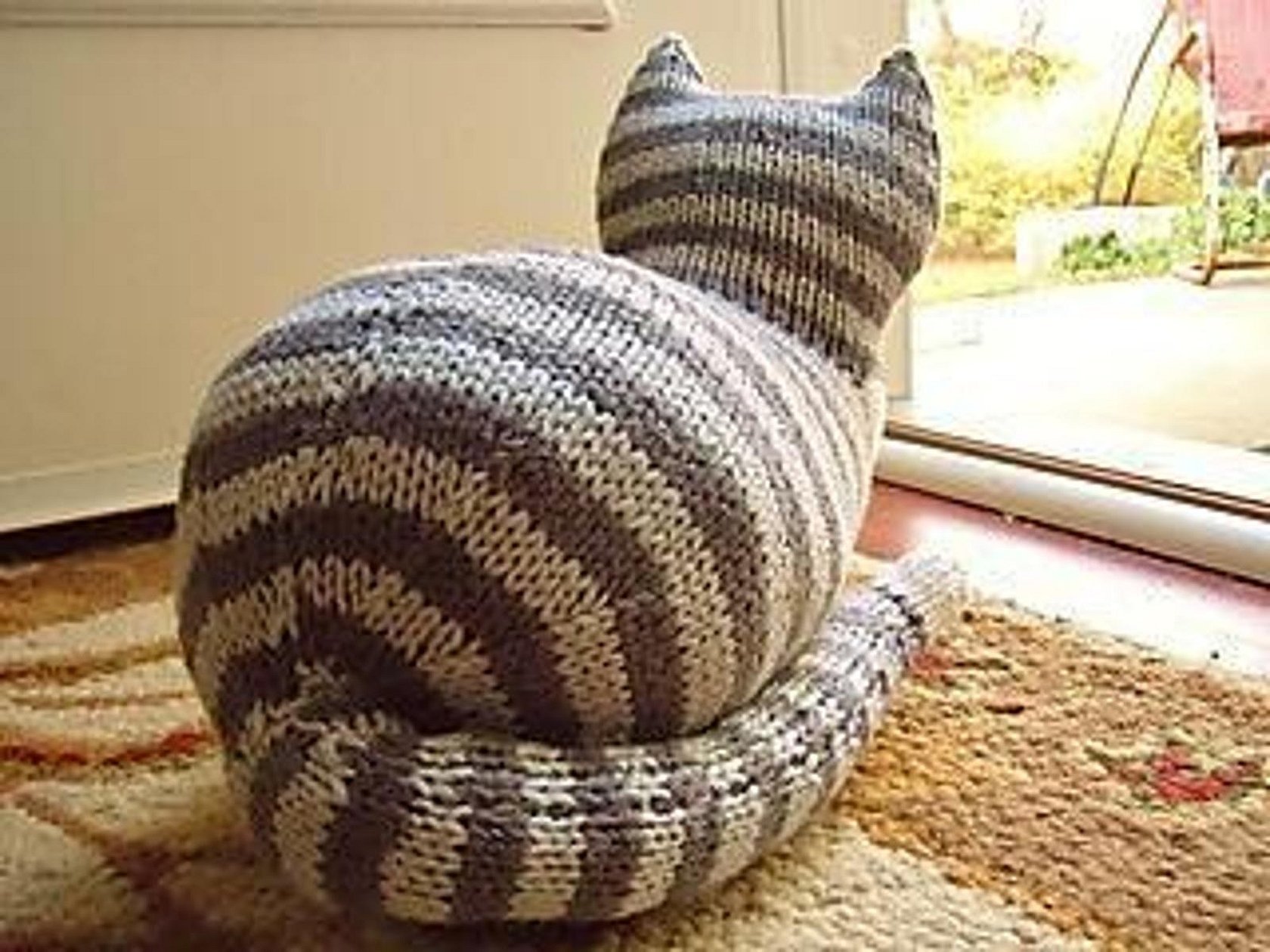Katten gjorde det komfortabelt for seg i sofaen