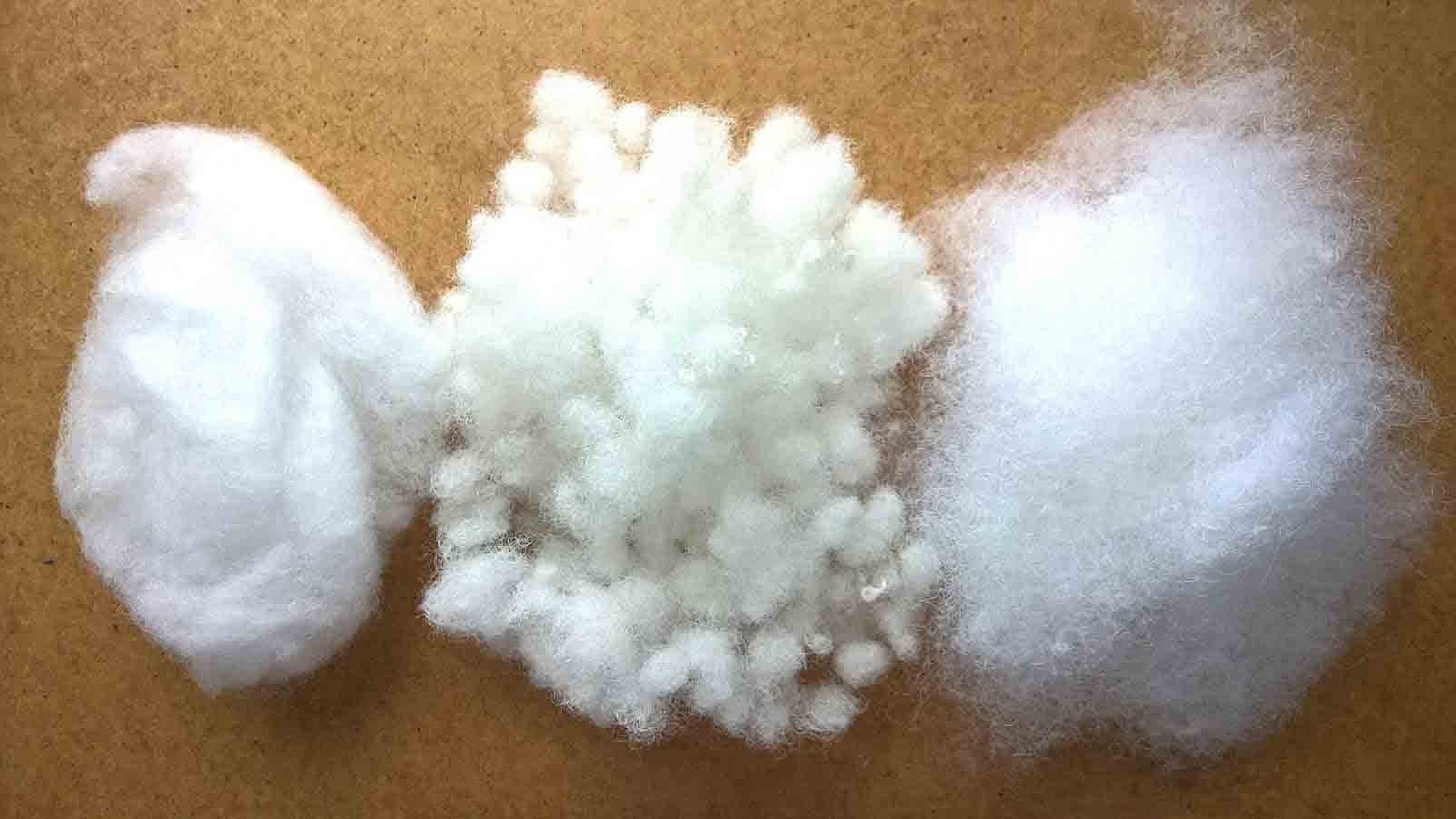Leken er fylt med syntetisk polstring, holofiber eller andre tilgjengelige materialer.