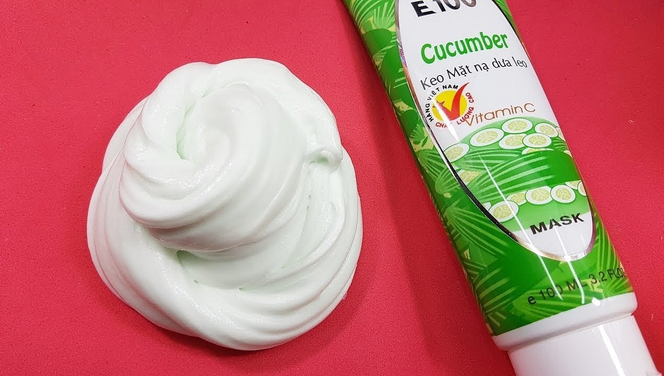 Slim ved siden av en tube med agurkmaske