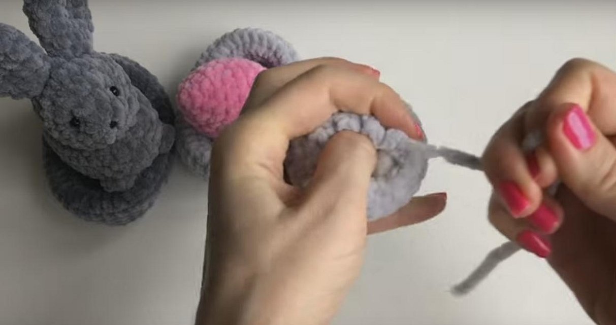Hvordan fullføre strikkingen og fylle delen med holofiber