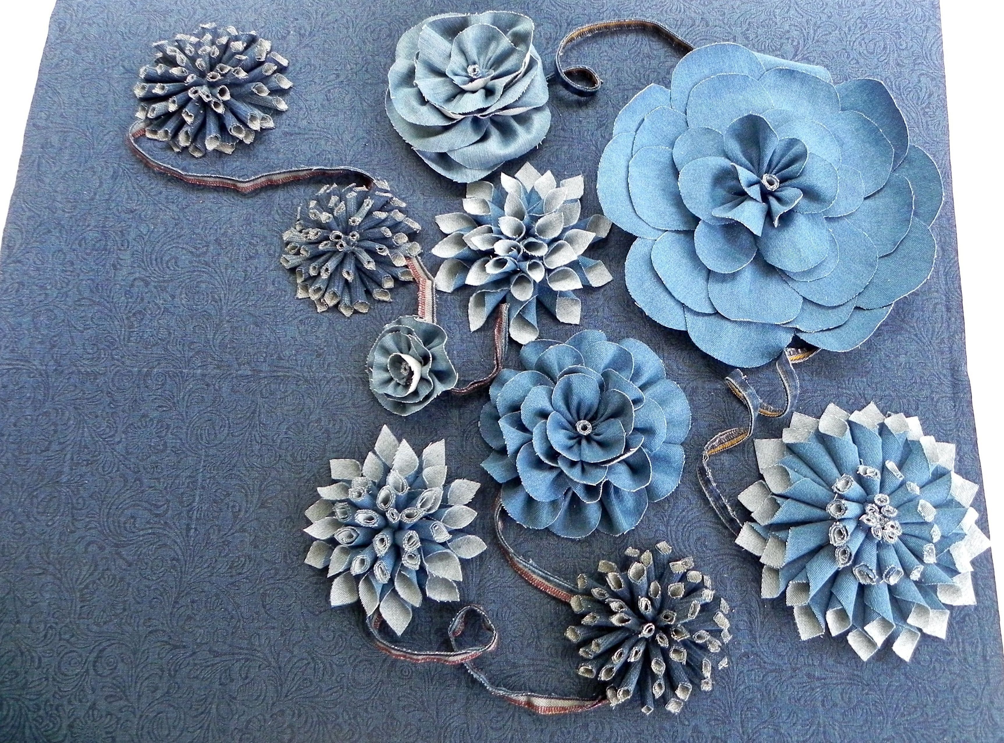 Denimblomster med svarte stilker