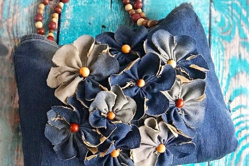 Veske dekorert med denimblomster
