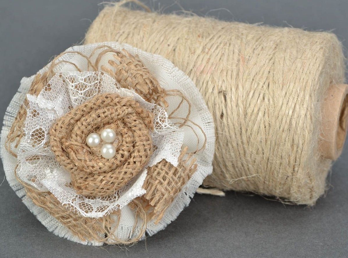 Ferdig blomst laget av jute og hyssing