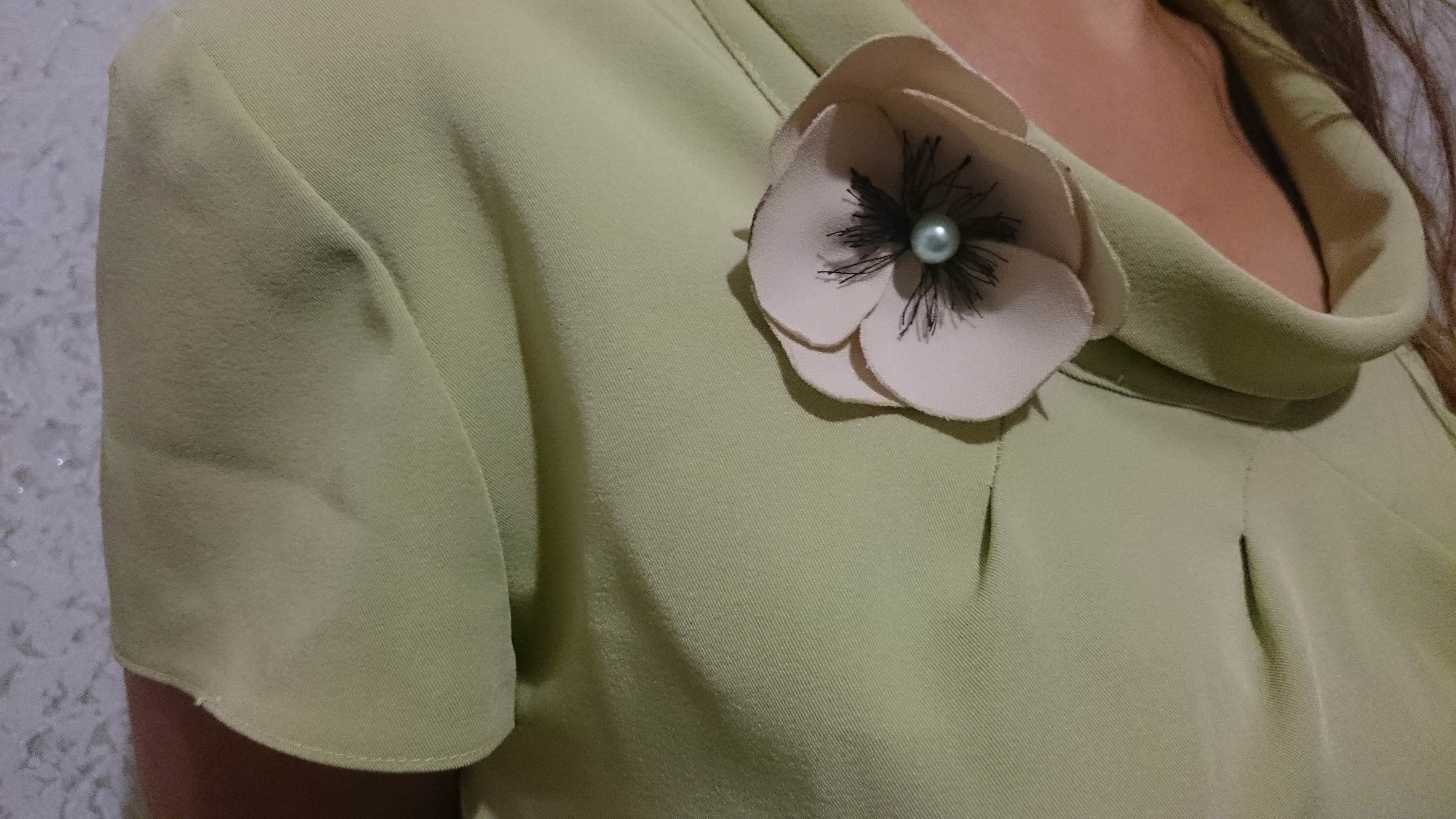 Enkel blomst på kjole