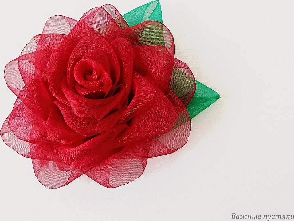 Ferdig rose i kanzashi-teknikk