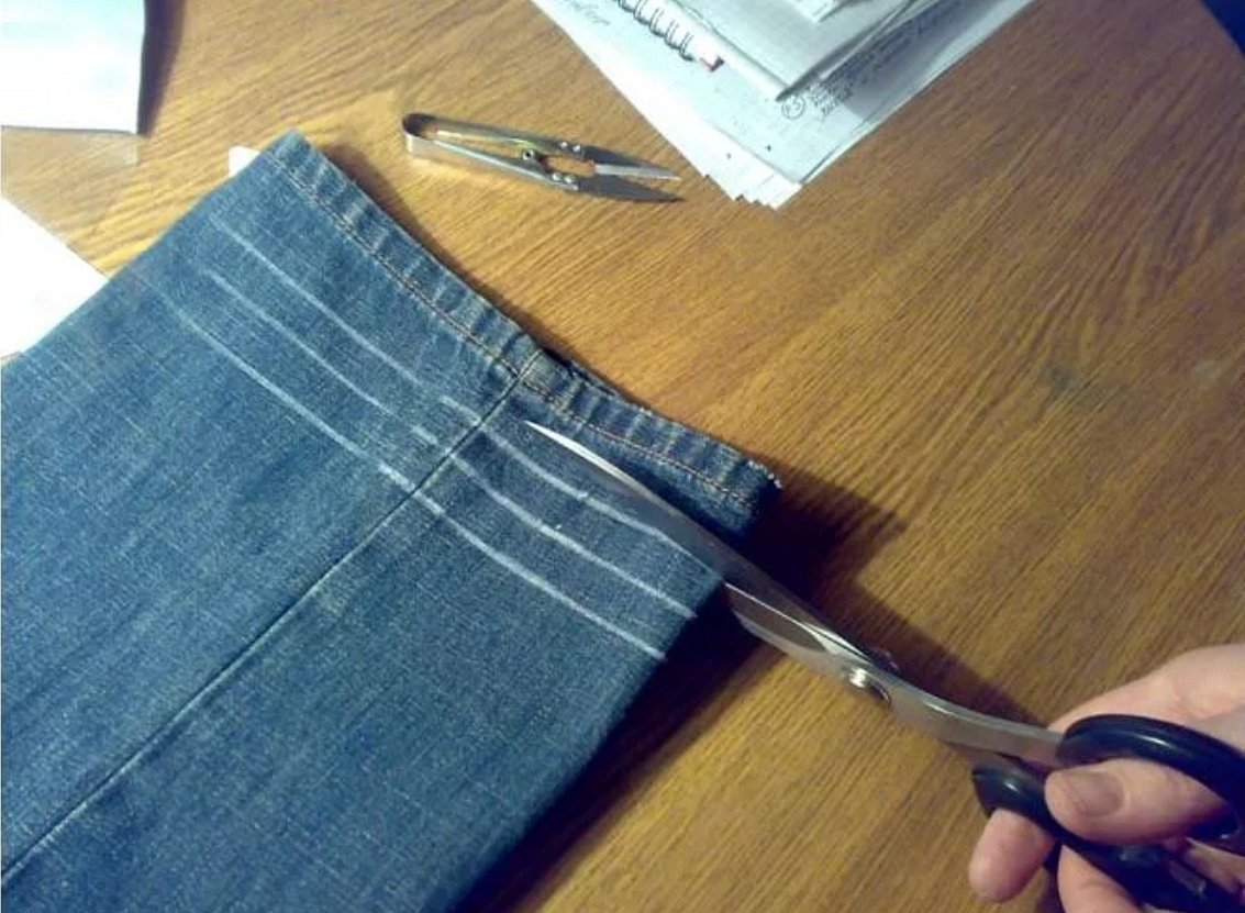 Hvordan merke og kutte jeans