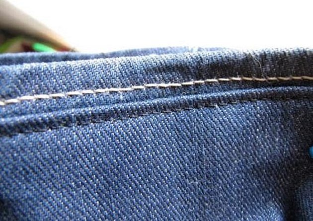 Falde jeans samtidig som fabrikksømmen bevares