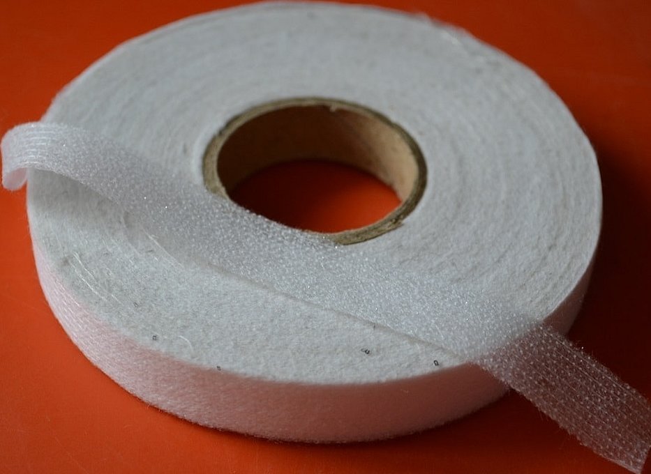 Selvklebende tape for stoff