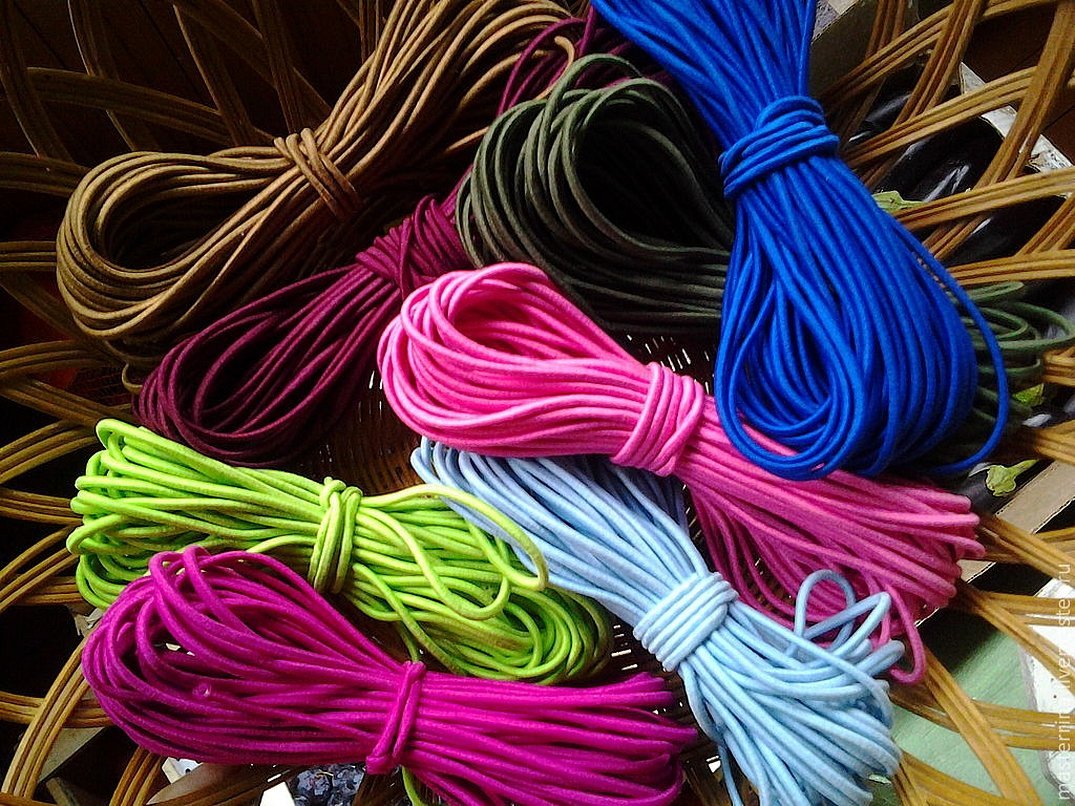 For å sy med elastisk luetråd trenger du en spesiell fot