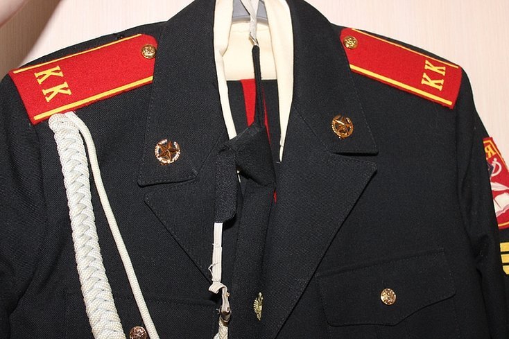 Kadettuniform for hverdagsbruk i institusjonsbygningen
