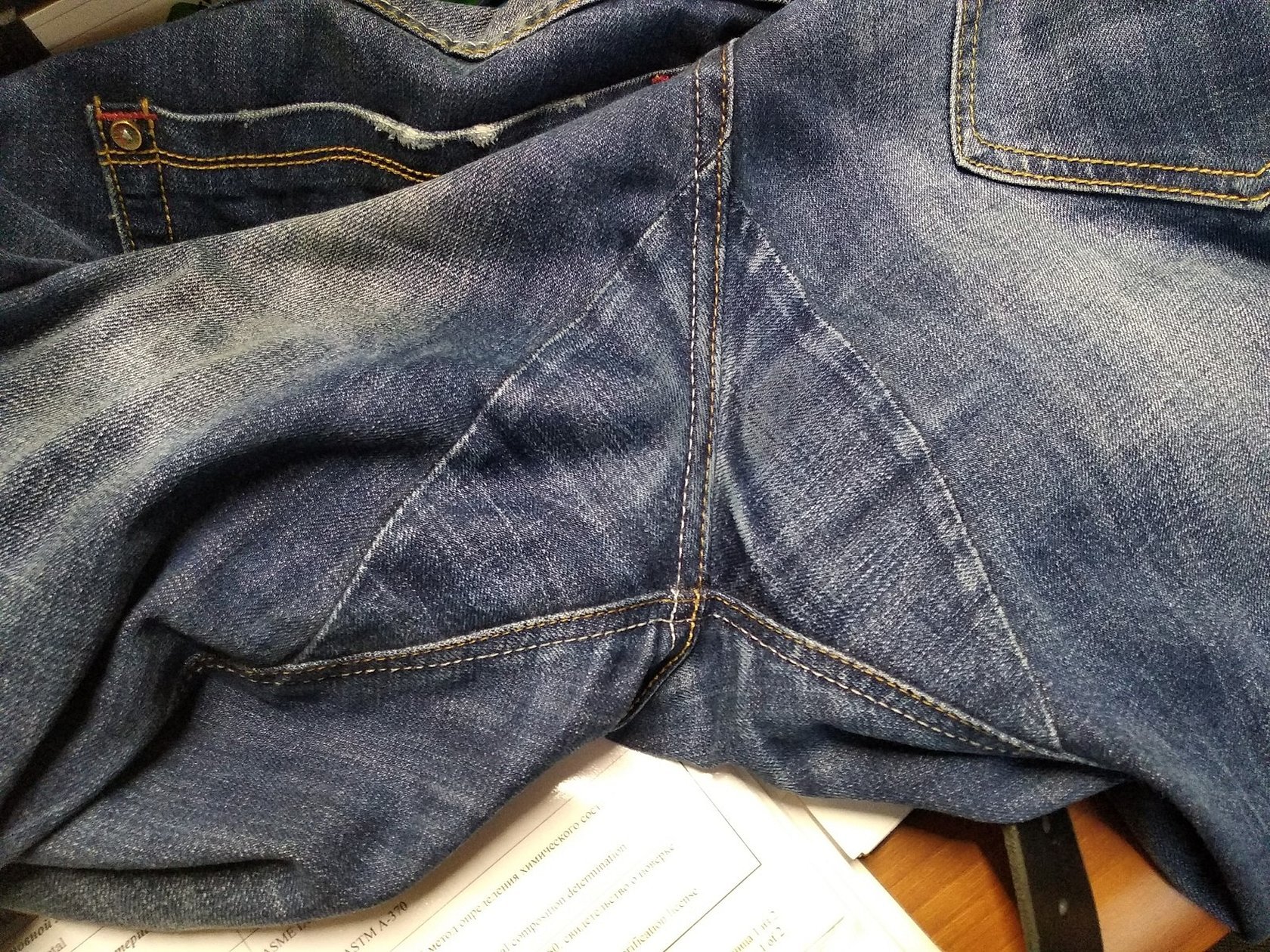 Merkelapp på jeans mellom beina