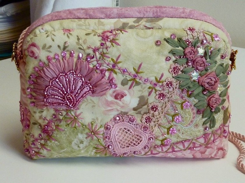 Clutch laget av stoff med broderi