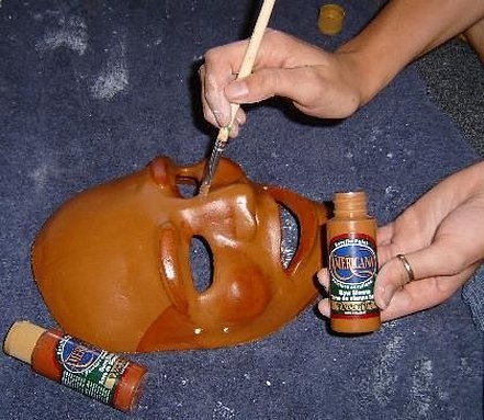 Maling av en pappmaché-maske