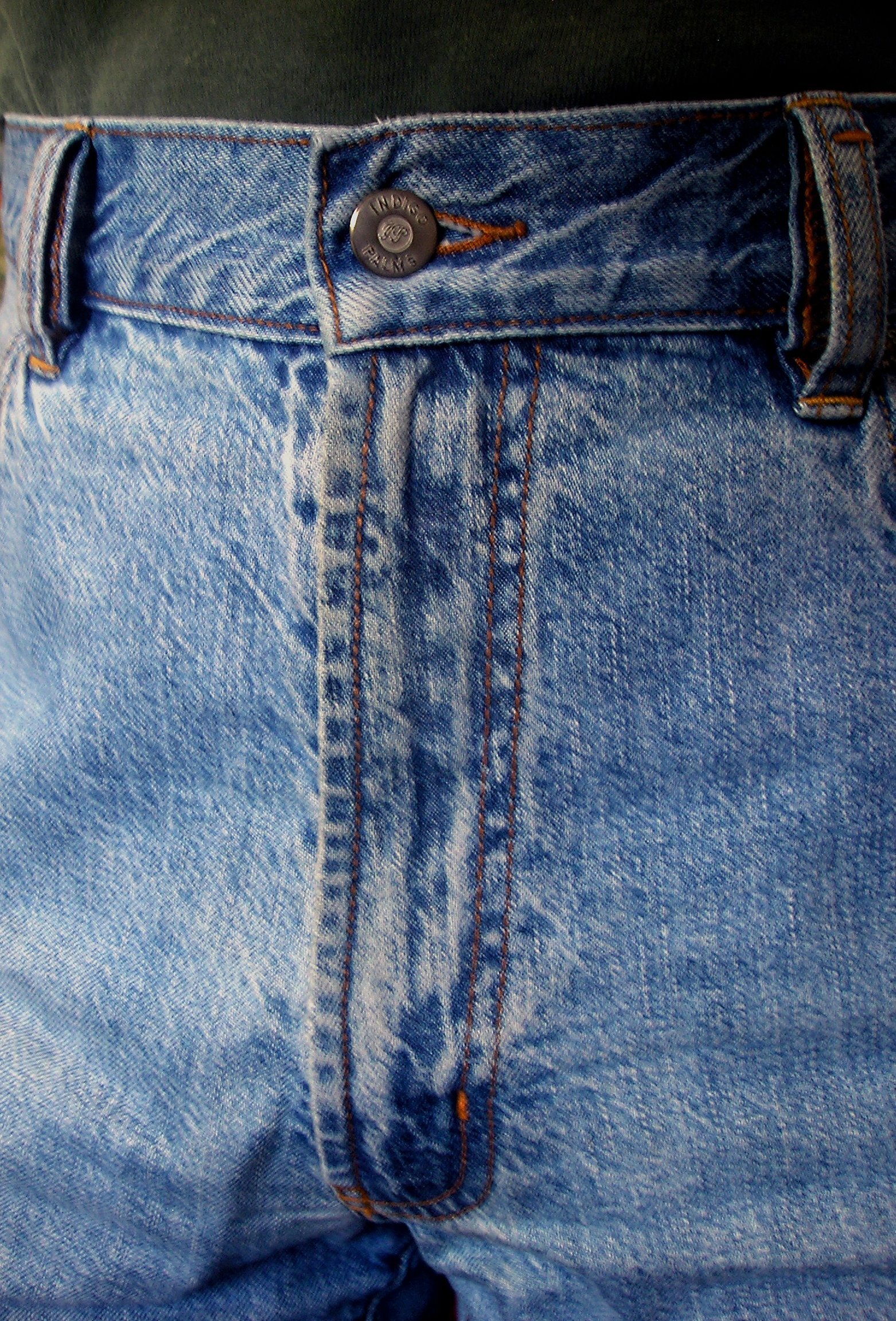 Moderne gylf-denimbukser