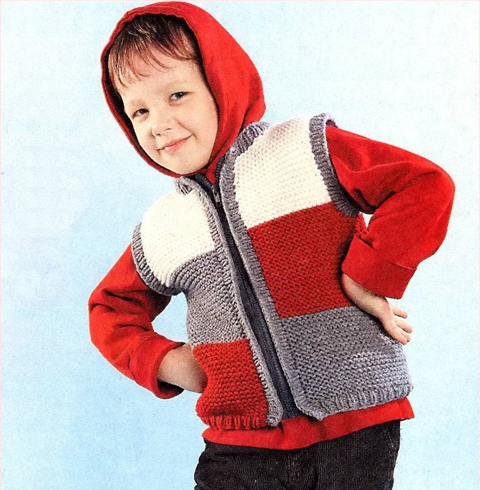 Barnestrikket vest med spenne