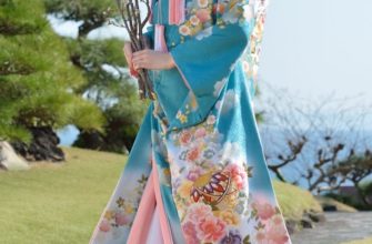 Jente i tradisjonell japansk kappe