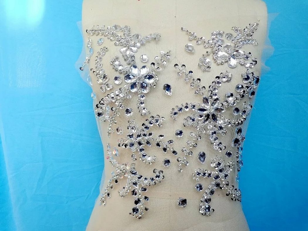 Rhinestones er imitasjonsedelstener som kan brukes til å dekorere klær og andre gjenstander.