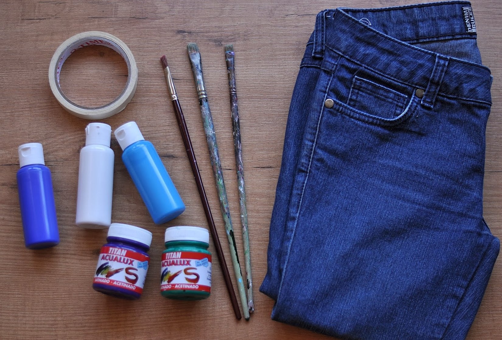 Forbereder jeans for farging