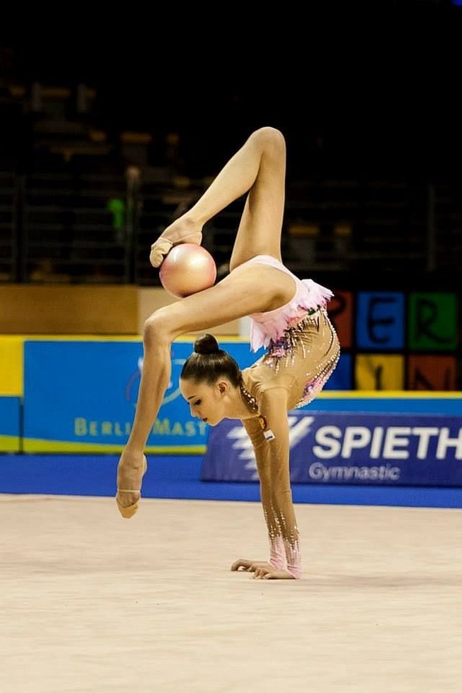 Maria Titova i en badedrakt fra Lana