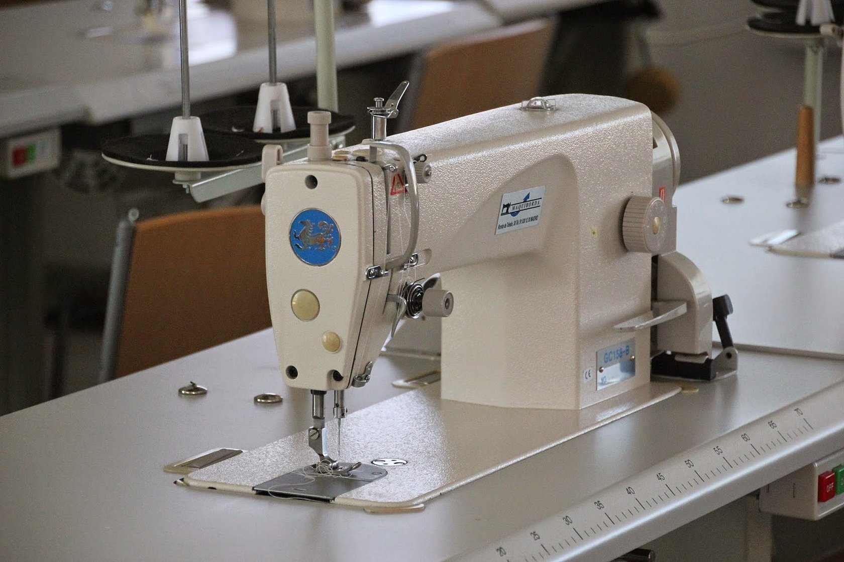 Industriell symaskin med overlock