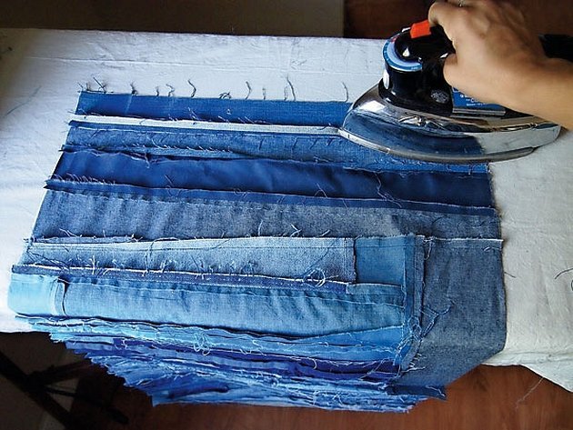 Passende jeans må klargjøres – vaskes, strykes og klippes til riktig størrelse.