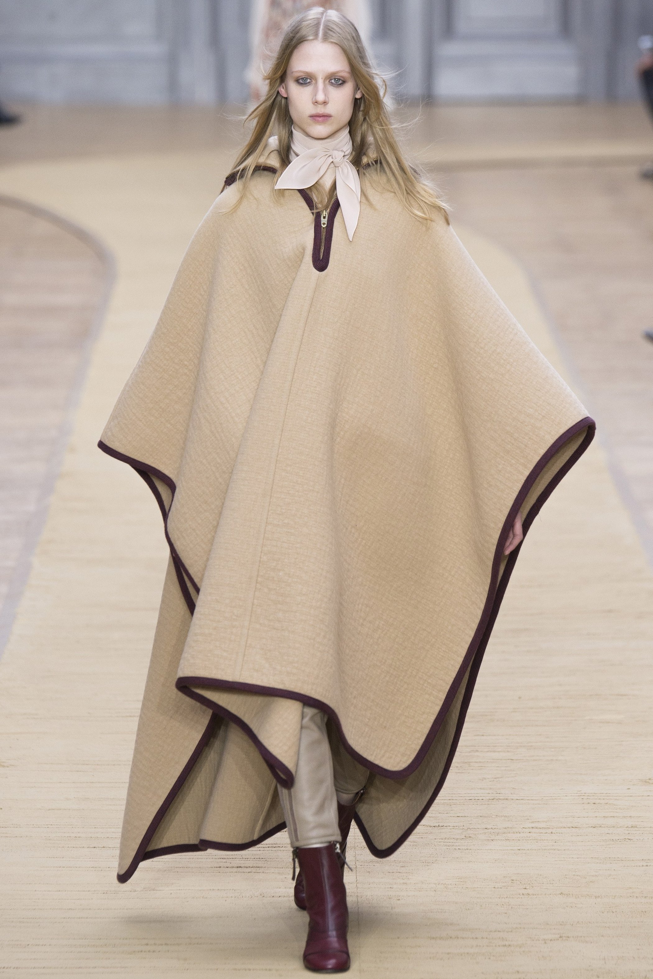 Poncho på en modell på messen