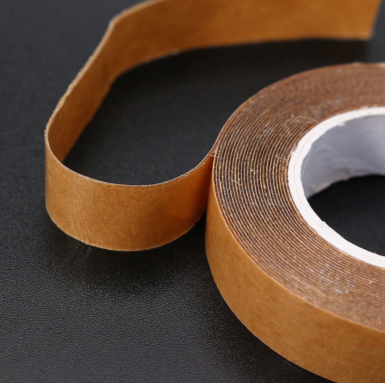 Selvklebende tape