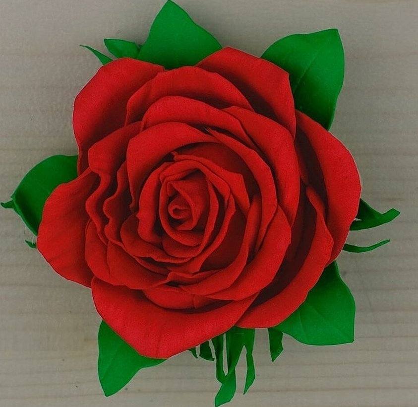 Det røde stykket med grønne kronblader er en klassisk blomst laget av dette materialet.