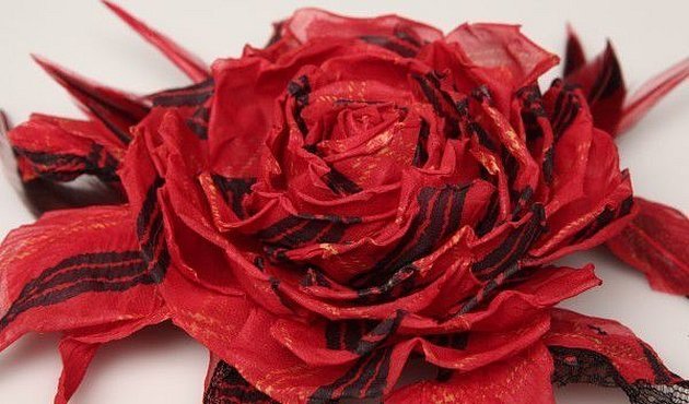 Rose fra rå stoffbiter