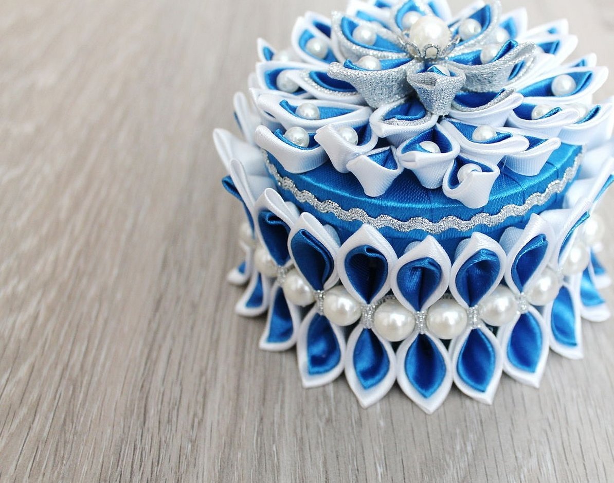 Modell i kanzashi-teknikk