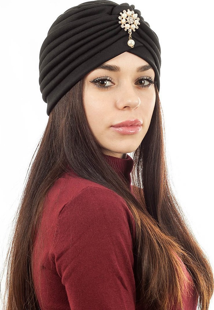 Strikket turban med brosje