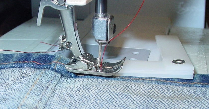 Søm av denimstoff