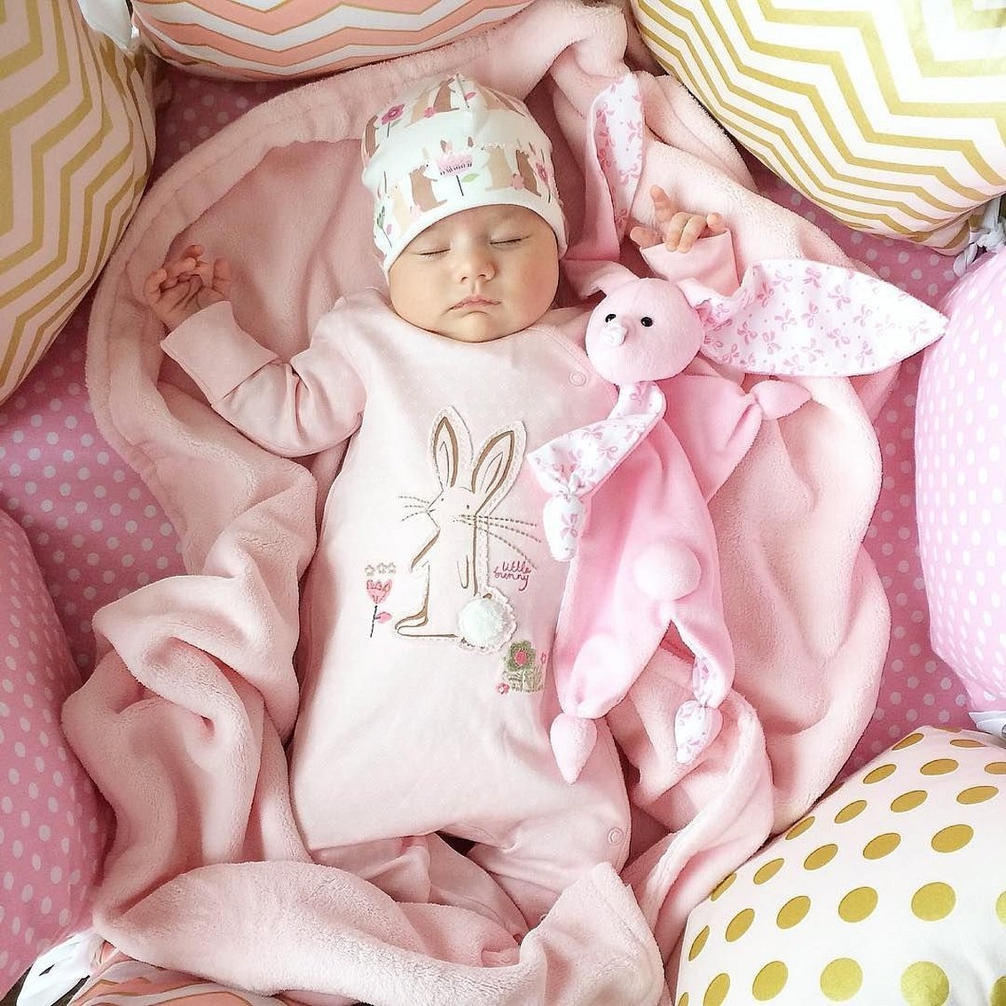 Søvnig kanin og en glad baby
