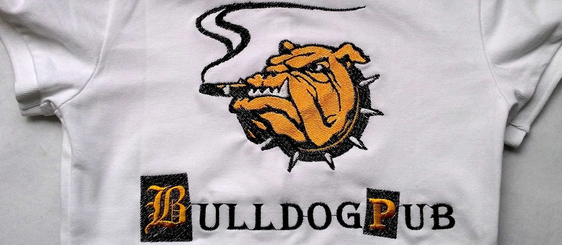 Eksempler på broderi av logoer og design på T-skjorter