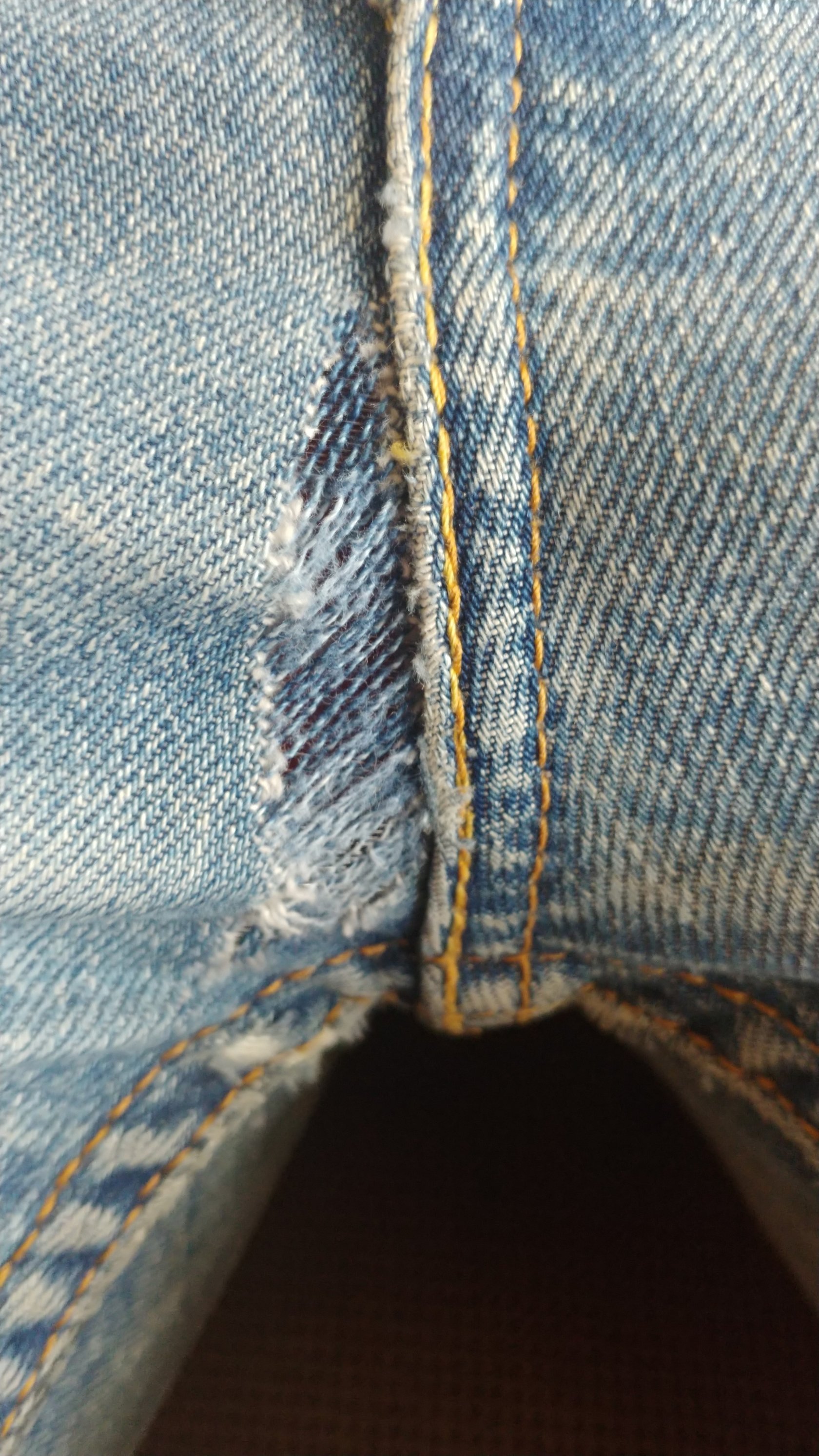 Pantalonii uzați între picioare