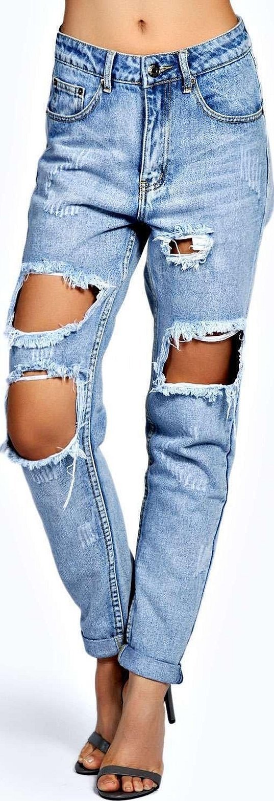 Pantalonii complet rupți sunt la modă